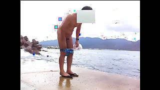 日本人中年男性の海岸での着替えを隠しカメラで撮影